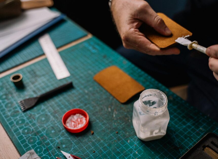 Jak dobrać klej przemysłowy do rodzaju materiału? Poradnik dla techników i inżynierów