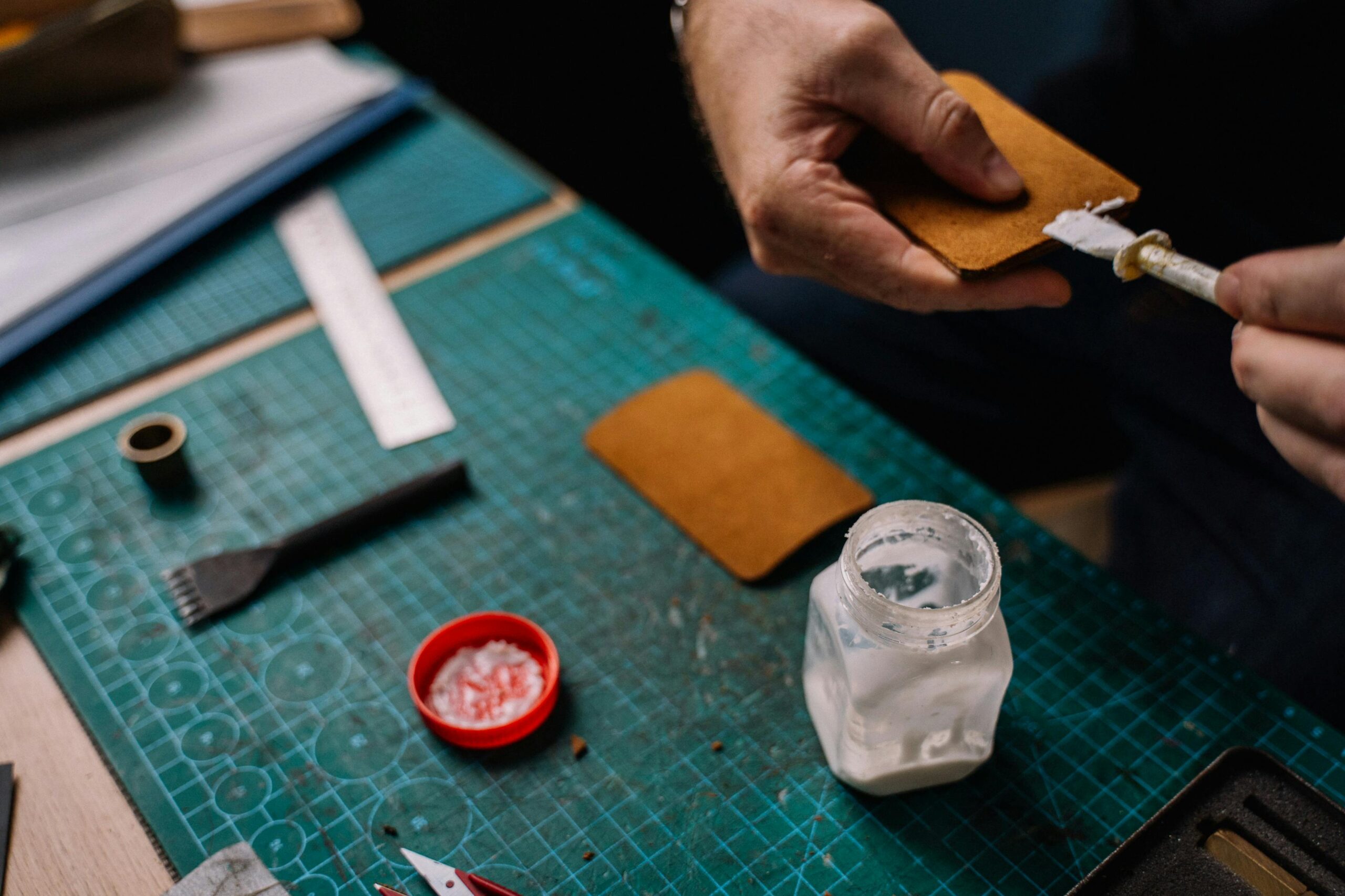 Jak dobrać klej przemysłowy do rodzaju materiału? Poradnik dla techników i inżynierów