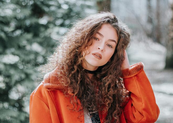 Jak pielęgnować włosy kręcone, aby zachowały sprężystość i blask