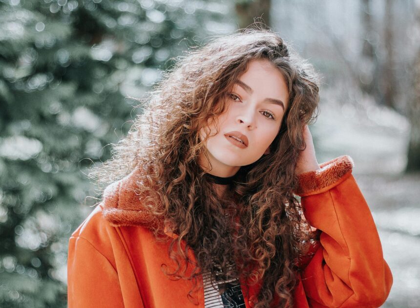 Jak pielęgnować włosy kręcone, aby zachowały sprężystość i blask